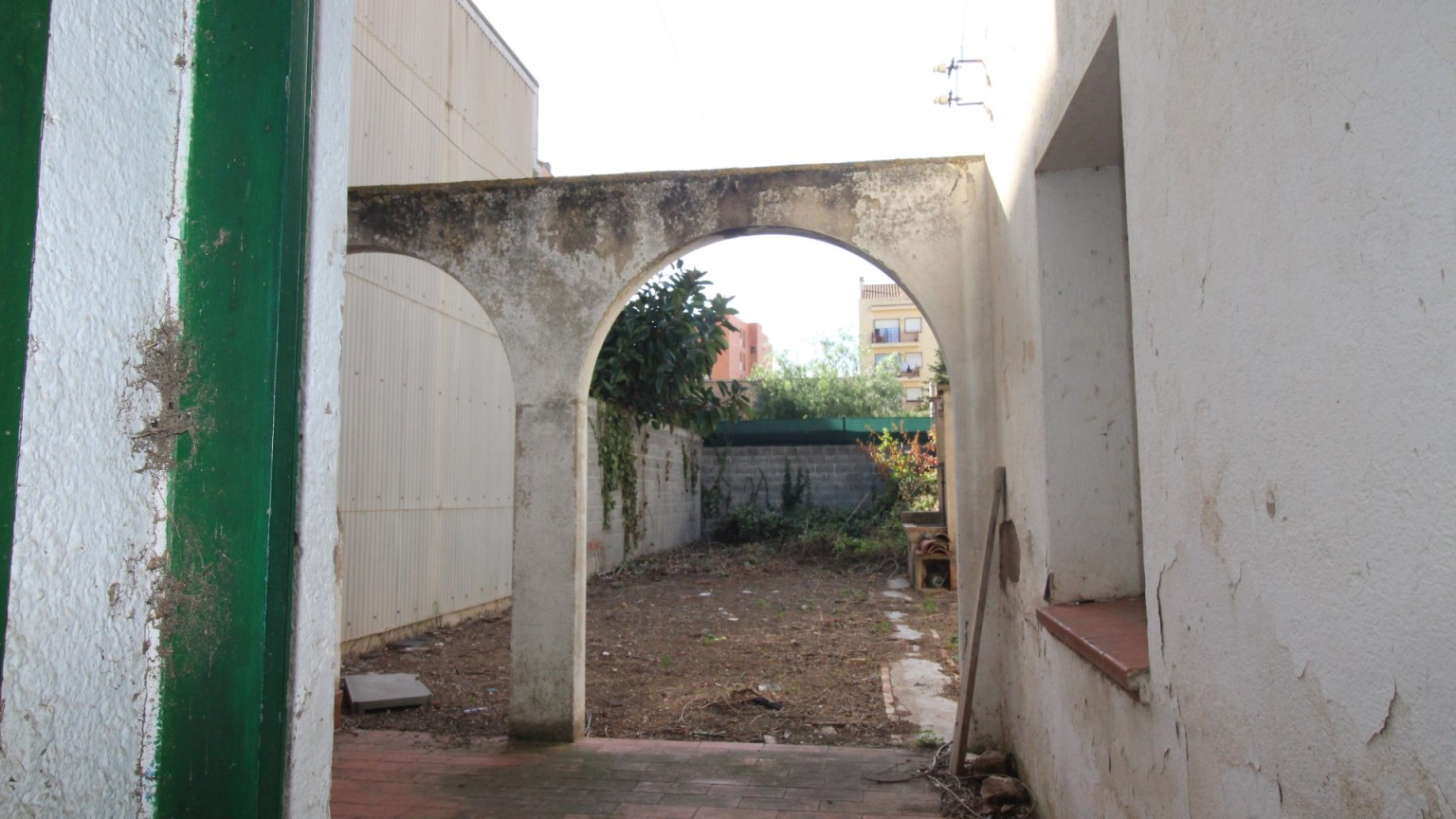 Casa en venta, para restaurar, con jardin. Zona Creu de la Mà.