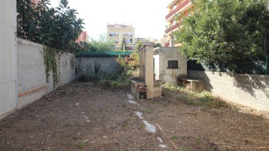 Casa en venta, para restaurar, con jardin. Zona Creu de la Mà.