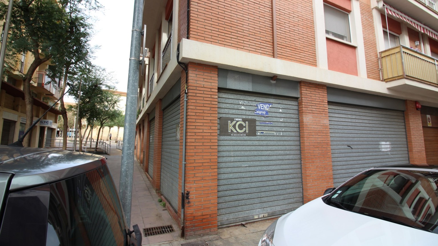 Store in the city center of Roses only 200m from the marina. With parking