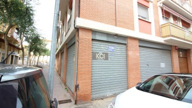 Store in the city center of Roses only 200m from the marina. With parking