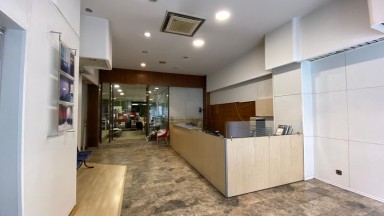 Local comercial de 250m2 a planta baixa.