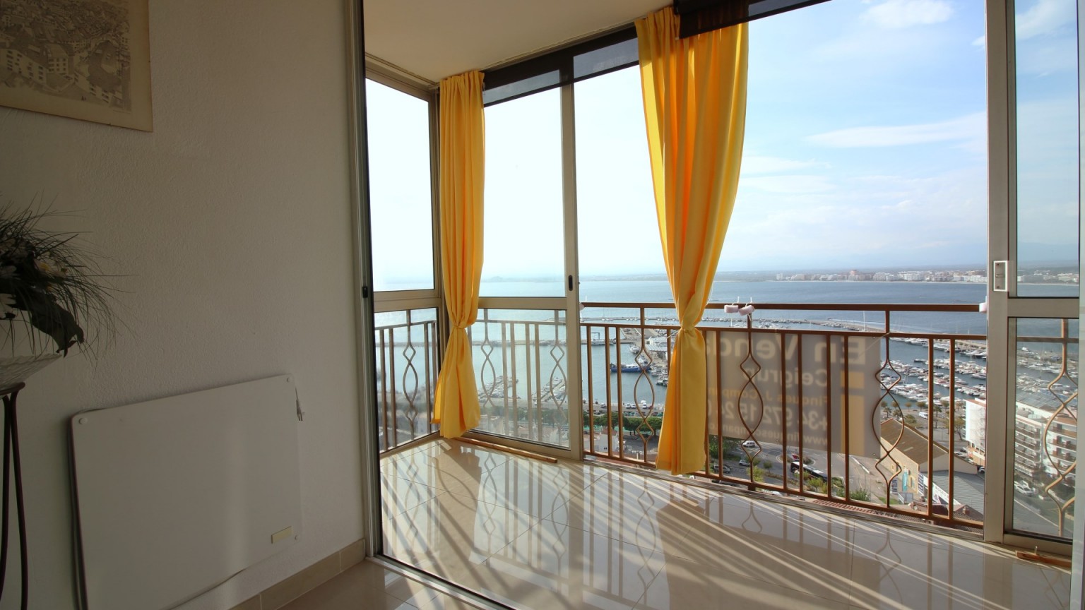 Apartment  for sale, with fantastic views, 3 bedrooms and closed garage.