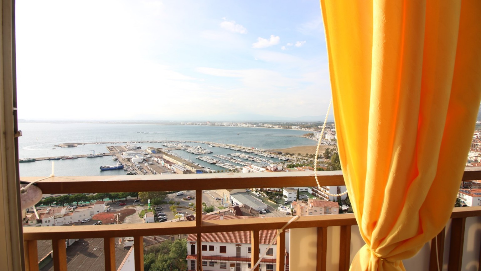 Apartment  for sale, with fantastic views, 3 bedrooms and closed garage.