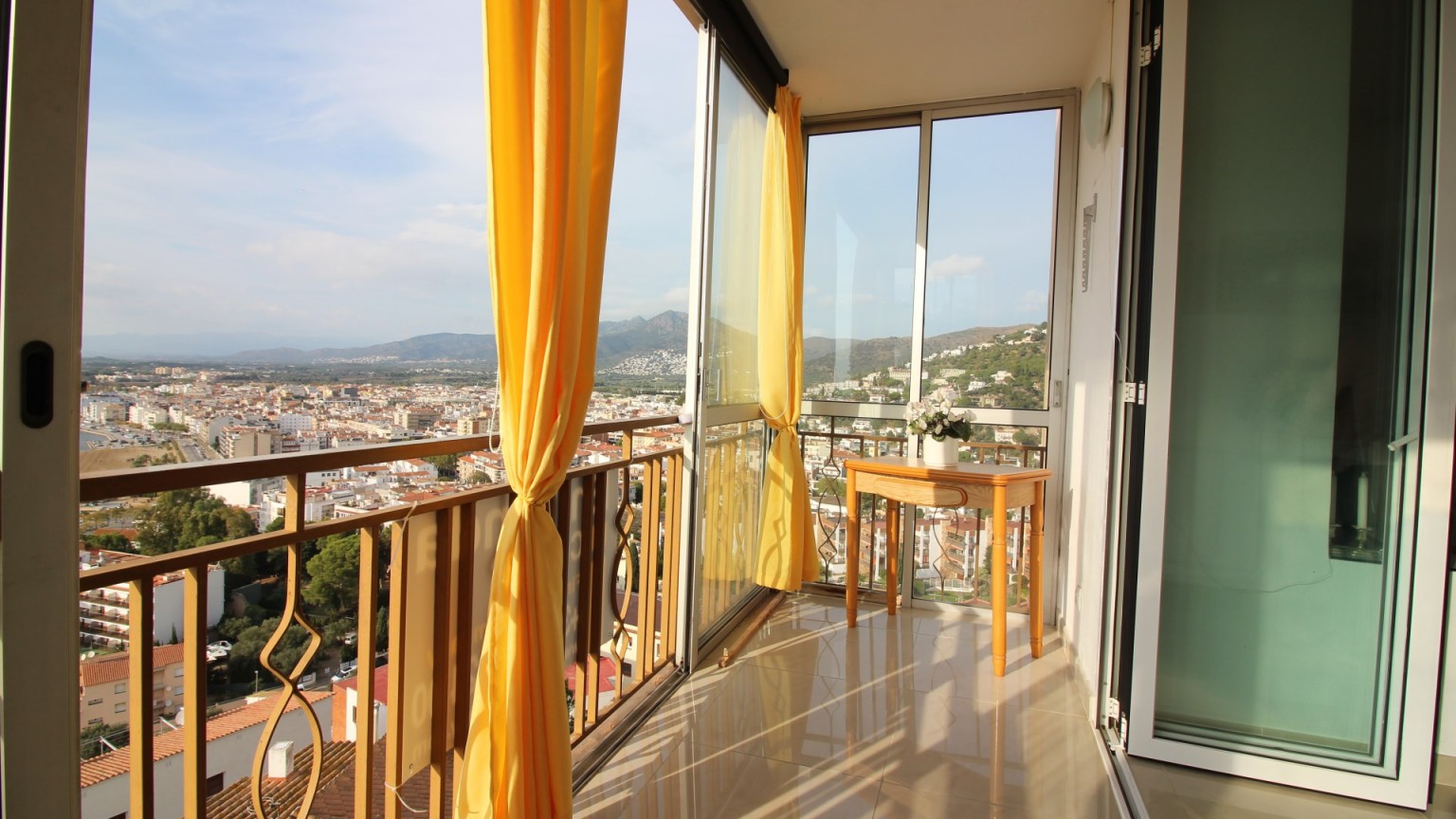 Apartment  for sale, with fantastic views, 3 bedrooms and closed garage.