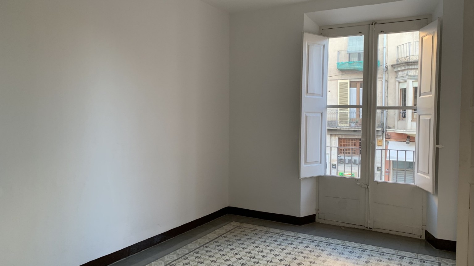 Amplio piso en venta, de 4 habitaciones, con excelente situación, en la Rambla de Figueres. 