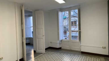 Amplio piso en venta, de 4 habitaciones, con excelente situación, en la Rambla de Figueres. 