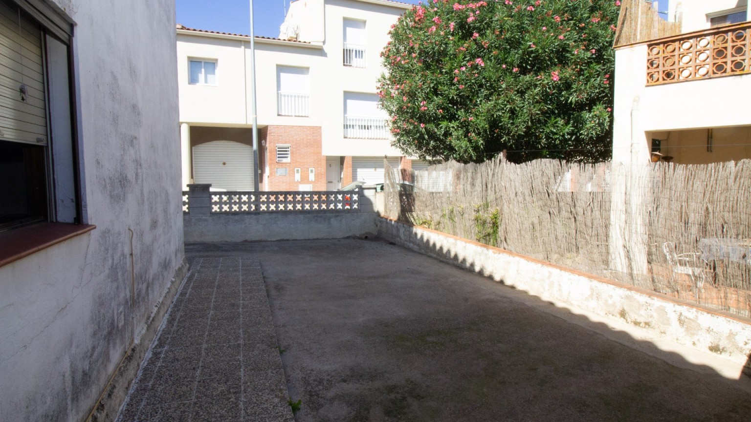 Casa adosada en venta, 2 plantas con patio, en Camallera.