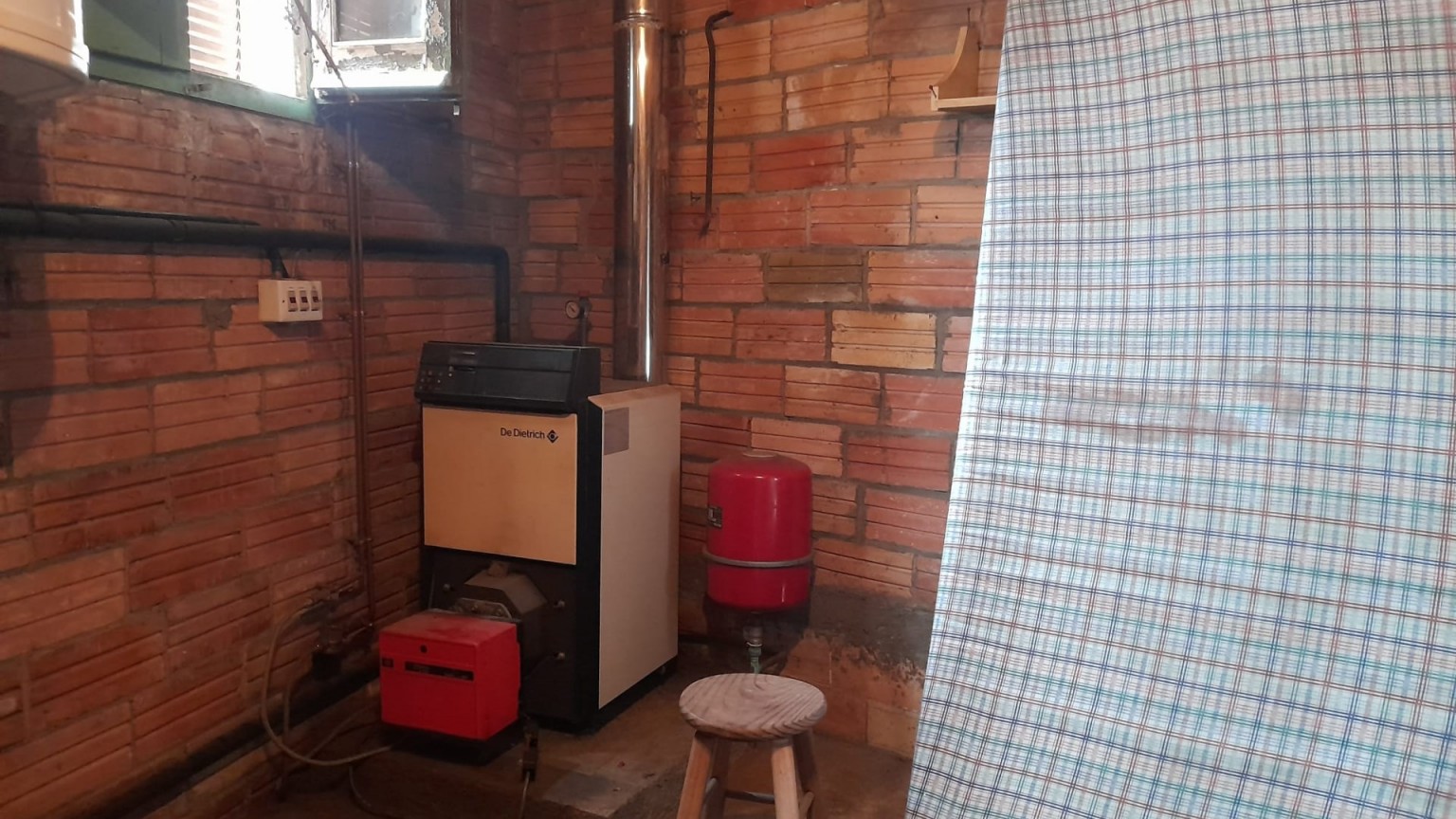 Casa adosada en venta, 2 plantas con patio, en Camallera.