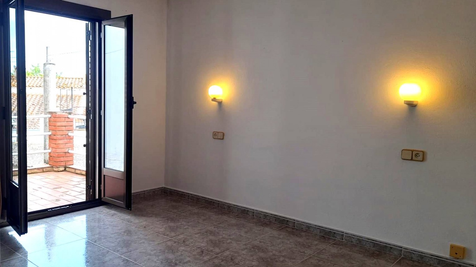 Casa adosada en venta, 2 plantas con patio, en Camallera.