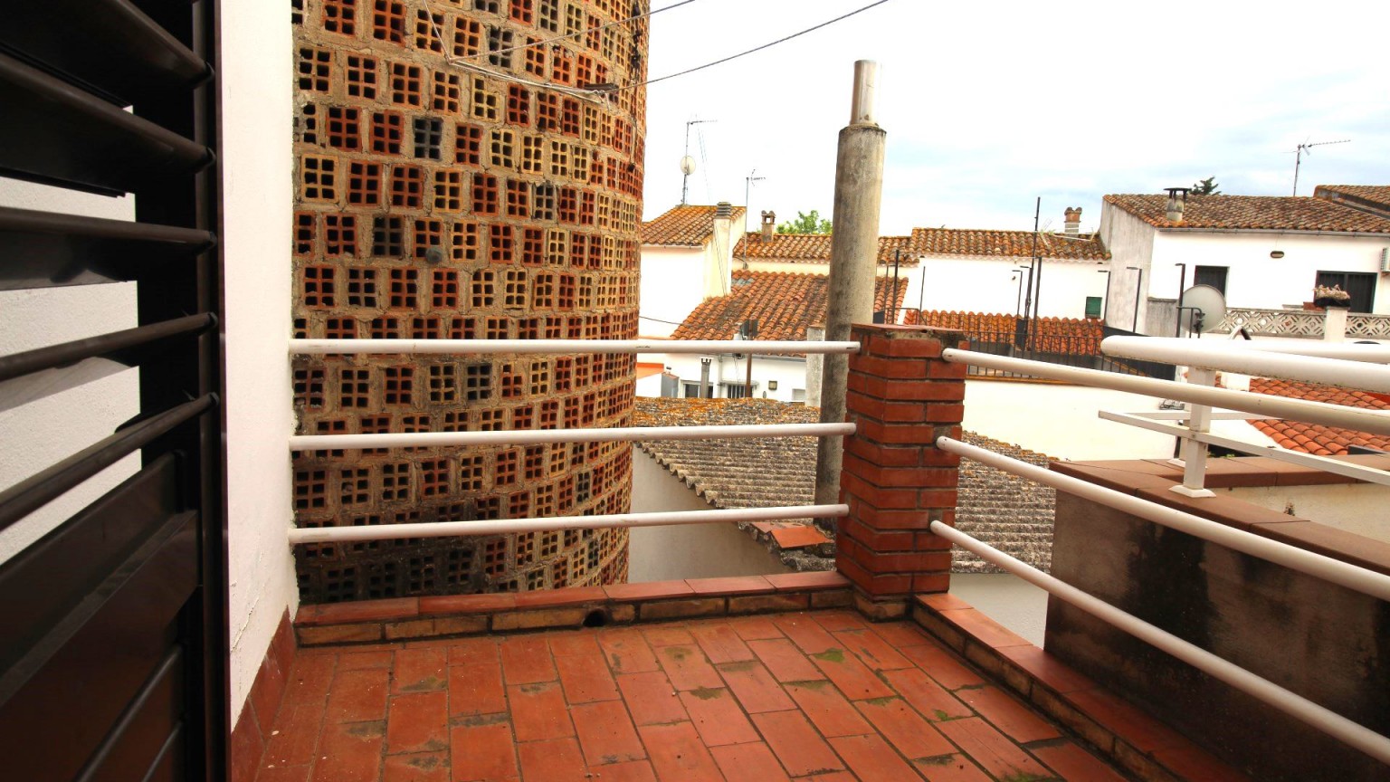 Casa adosada en venta, 2 plantas con patio, en Camallera.