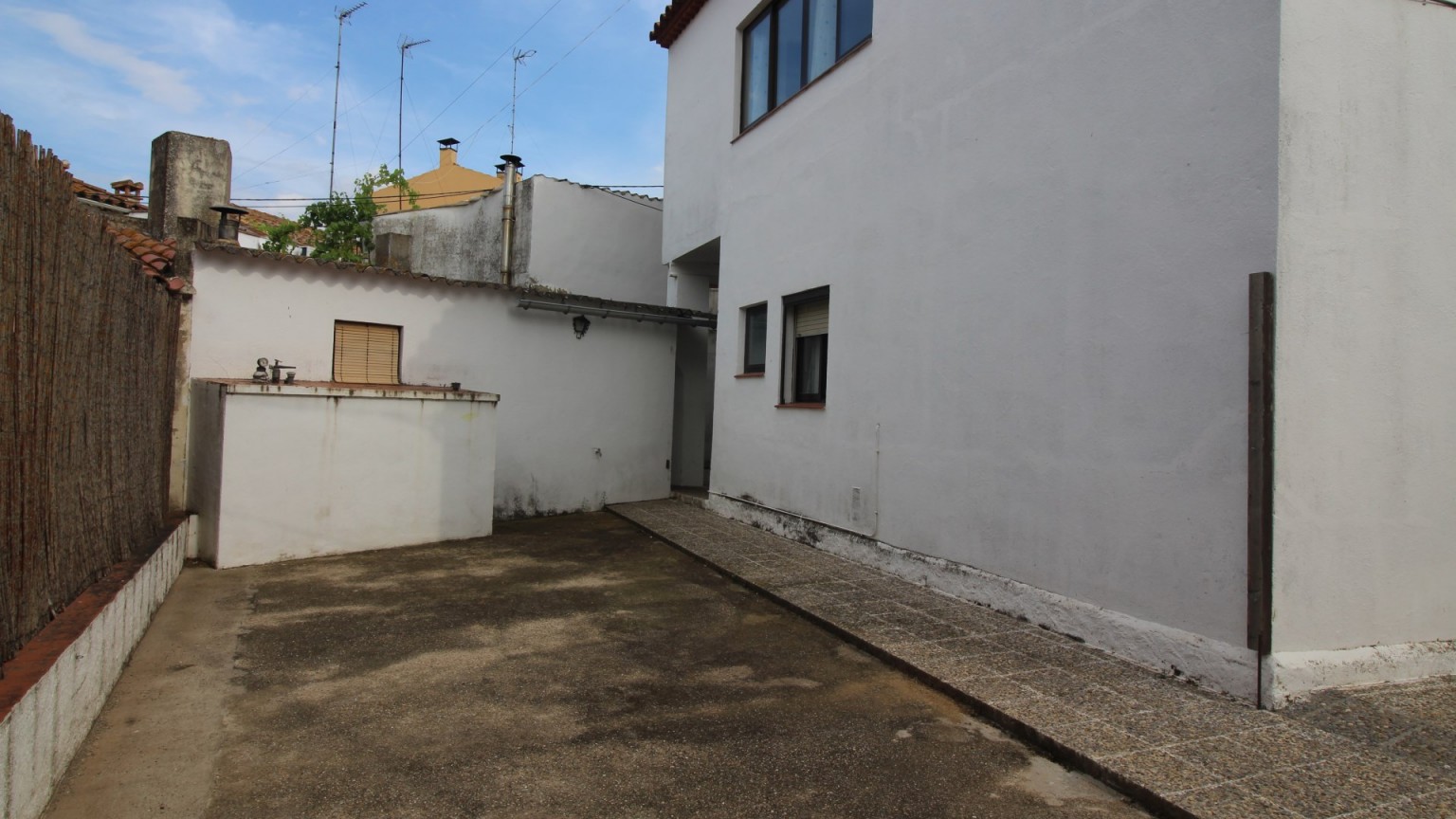 Casa adosada en venta, 2 plantas con patio, en Camallera.