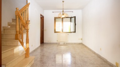 Casa adosada en venta, 2 plantas con patio, en Camallera.