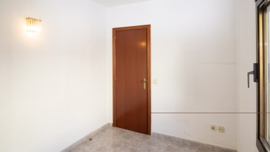 Casa adosada en venta, 2 plantas con patio, en Camallera.