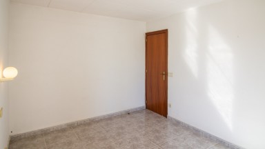 Casa adosada en venta, 2 plantas con patio, en Camallera.