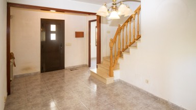 Casa adosada en venta, 2 plantas con patio, en Camallera.