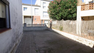 Casa adossada en venda, 2 plantes amb pati, a Camallera.