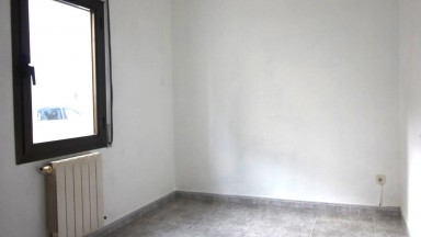 Casa adosada en venta, 2 plantas con patio, en Camallera.