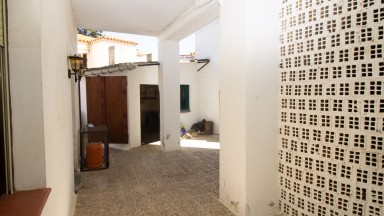 Casa adosada en venta, 2 plantas con patio, en Camallera.