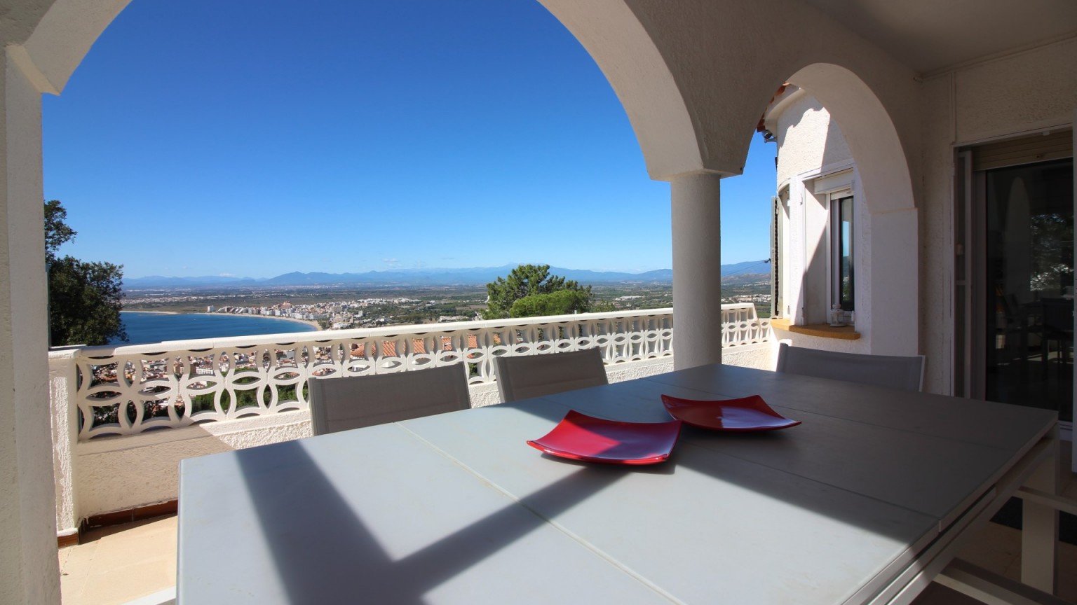 Casa en venta, con piscina y unas espectaculares vistas  a la Bahia de Roses