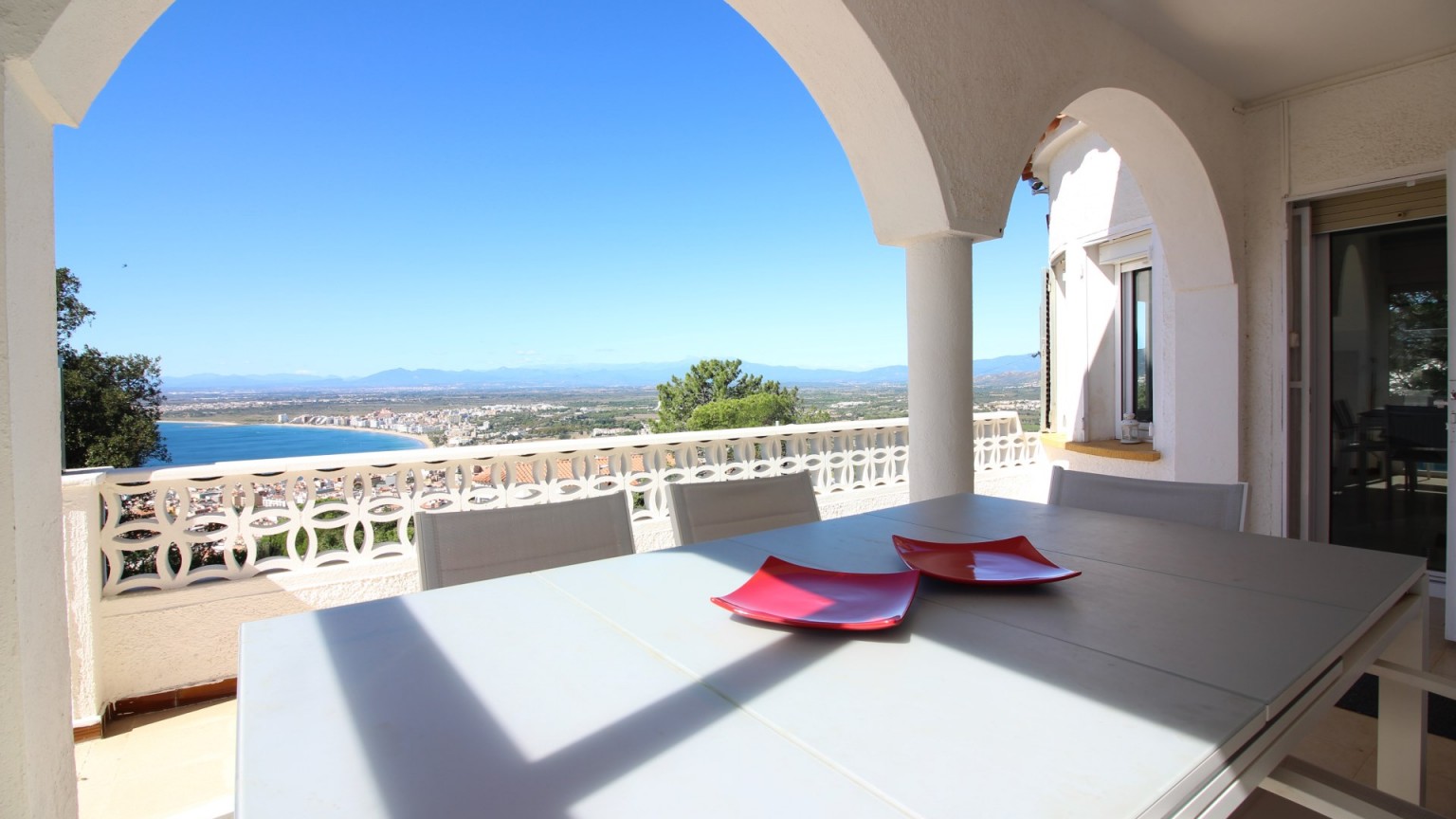 Casa en venta, con piscina y unas espectaculares vistas  a la Bahia de Roses