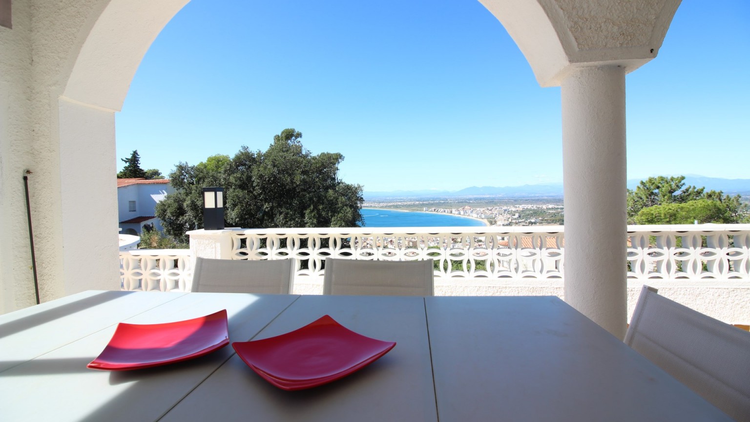 Casa en venta, con piscina y unas espectaculares vistas  a la Bahia de Roses