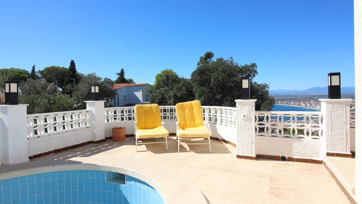 Casa en venta, con piscina y unas espectaculares vistas  a la Bahia de Roses