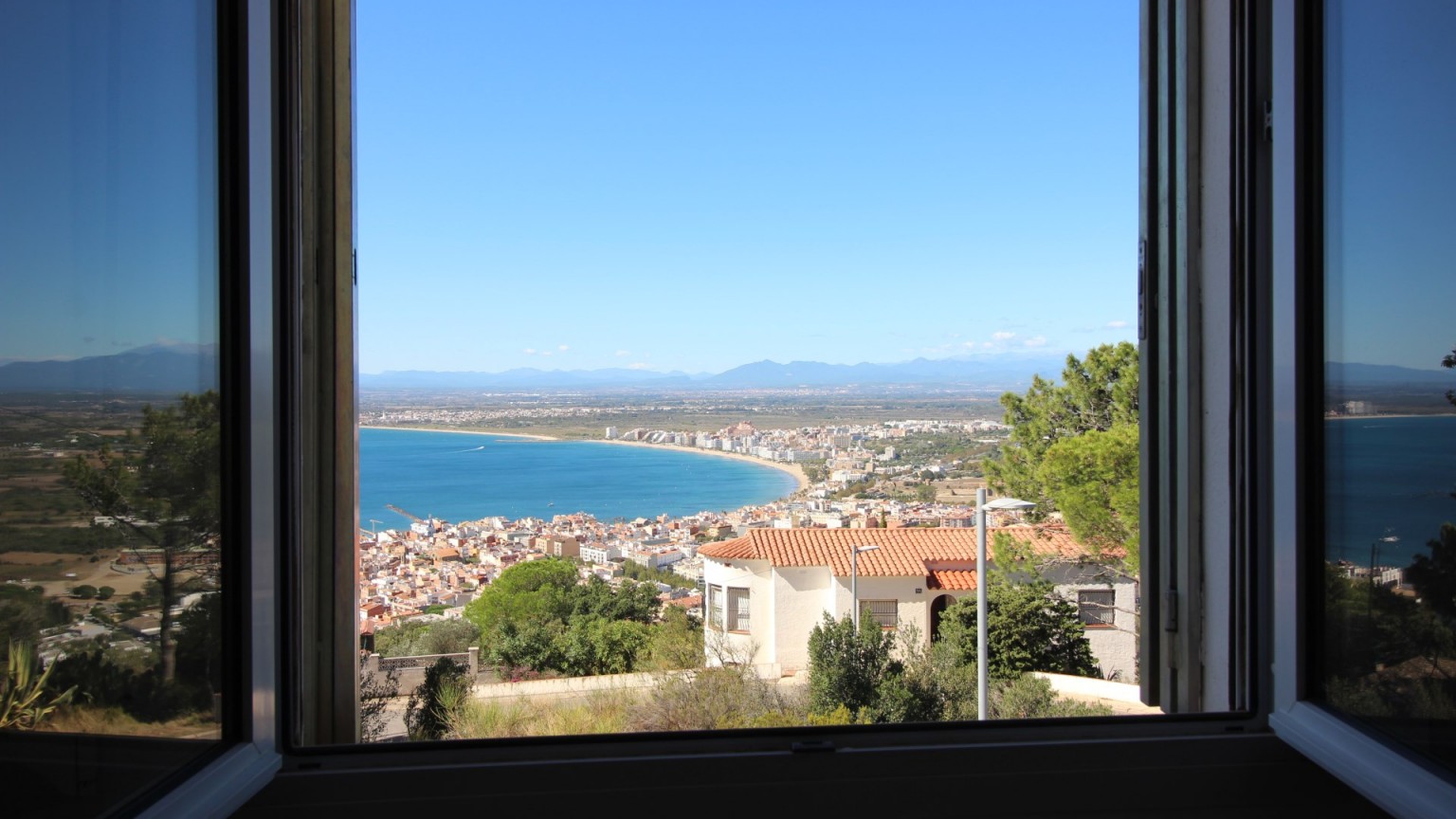 Casa en venta, con piscina y unas espectaculares vistas  a la Bahia de Roses