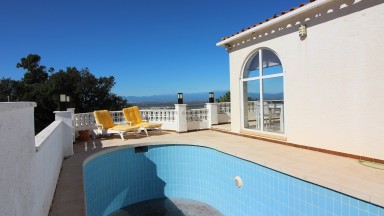 Casa en venta, con piscina y unas espectaculares vistas  a la Bahia de Roses