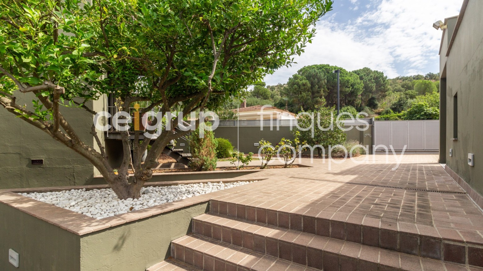 Magnífica casa aïllada en venda, amb jardí i piscina, a La Jonquera.