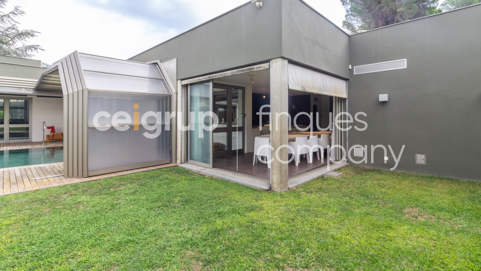 Magnifique maison individuelle à vendre, avec jardin et piscine, à La Jonquera