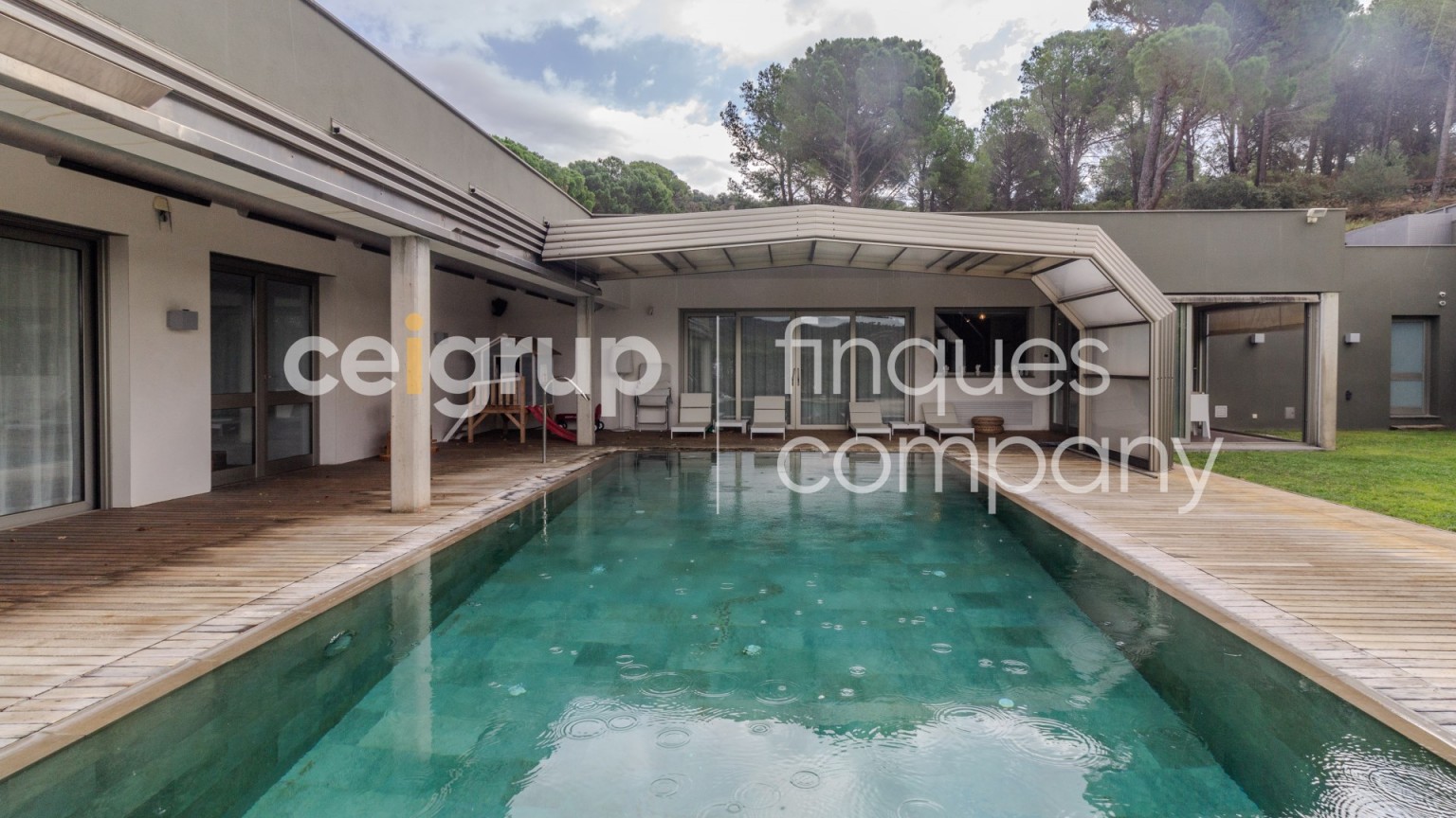 Magnificent detached house for sale, with garden and swimming pool, in La Jonquera