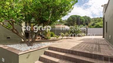 Magnifique maison individuelle à vendre, avec jardin et piscine, à La Jonquera