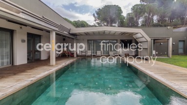 Magnifique maison individuelle à vendre, avec jardin et piscine, à La Jonquera