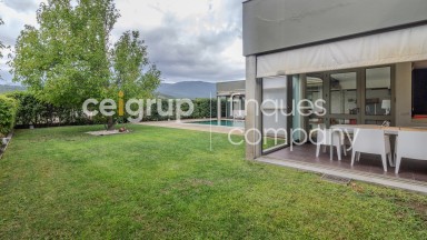 Magnífica casa aislada en venta, con jardin y piscina, en La Jonquera