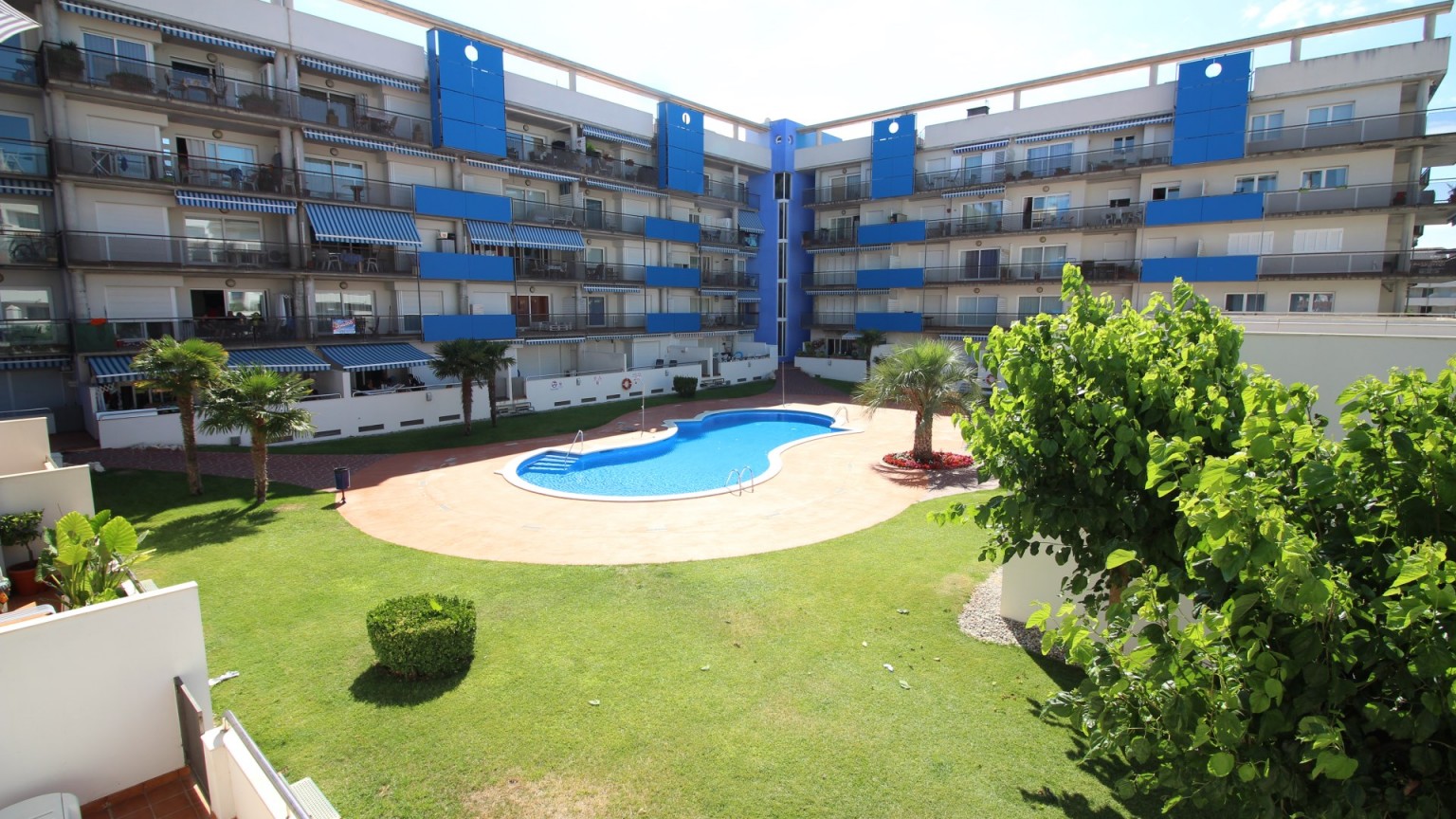 Apartamento de alquiler en Sta. Margarita, con 2 dormitorios, terraza , pk y piscina comunitaria.