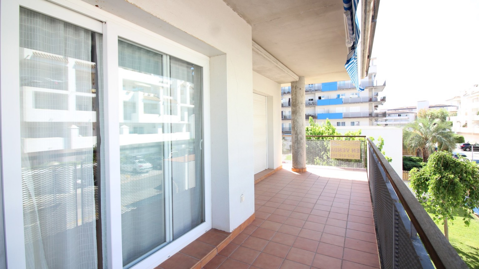 Apartamento de alquiler en Sta. Margarita, con 2 dormitorios, terraza , pk y piscina comunitaria.