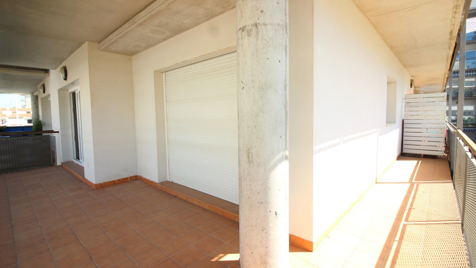 Apartament de lloguer a Sta. Margarida, amb 2 dormitoris, terrassa, pk i piscina comunitària.