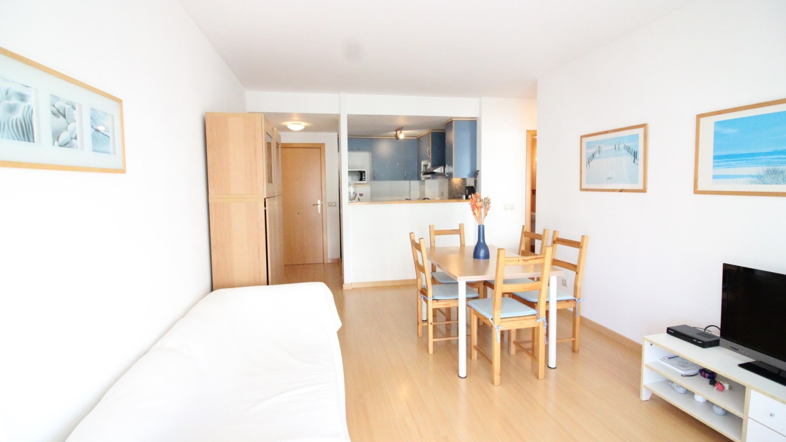 Appartement  à louer, à Santa Margarita, avec 2 chambres, terrasse, pk et piscine communautaire.