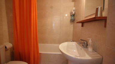 Apartament de lloguer a Sta. Margarida, amb 2 dormitoris, terrassa, pk i piscina comunitària.