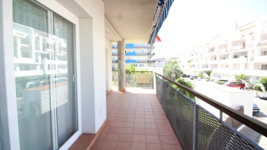 Appartement  à louer, à Santa Margarita, avec 2 chambres, terrasse, pk et piscine communautaire.