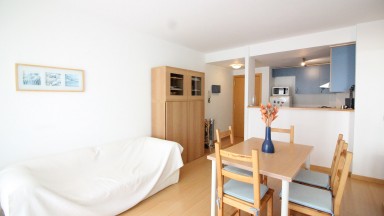 Apartament de lloguer a Sta. Margarida, amb 2 dormitoris, terrassa, pk i piscina comunitària.