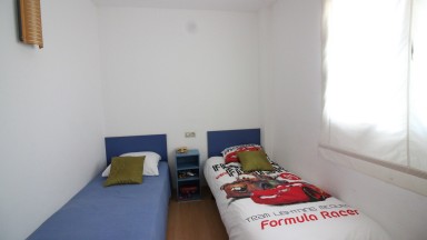 Apartament de lloguer a Sta. Margarida, amb 2 dormitoris, terrassa, pk i piscina comunitària.