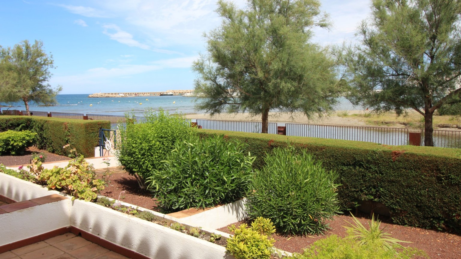 Magnificent apartment for rent on the ground floor on the front line of the sea in Sant Carles