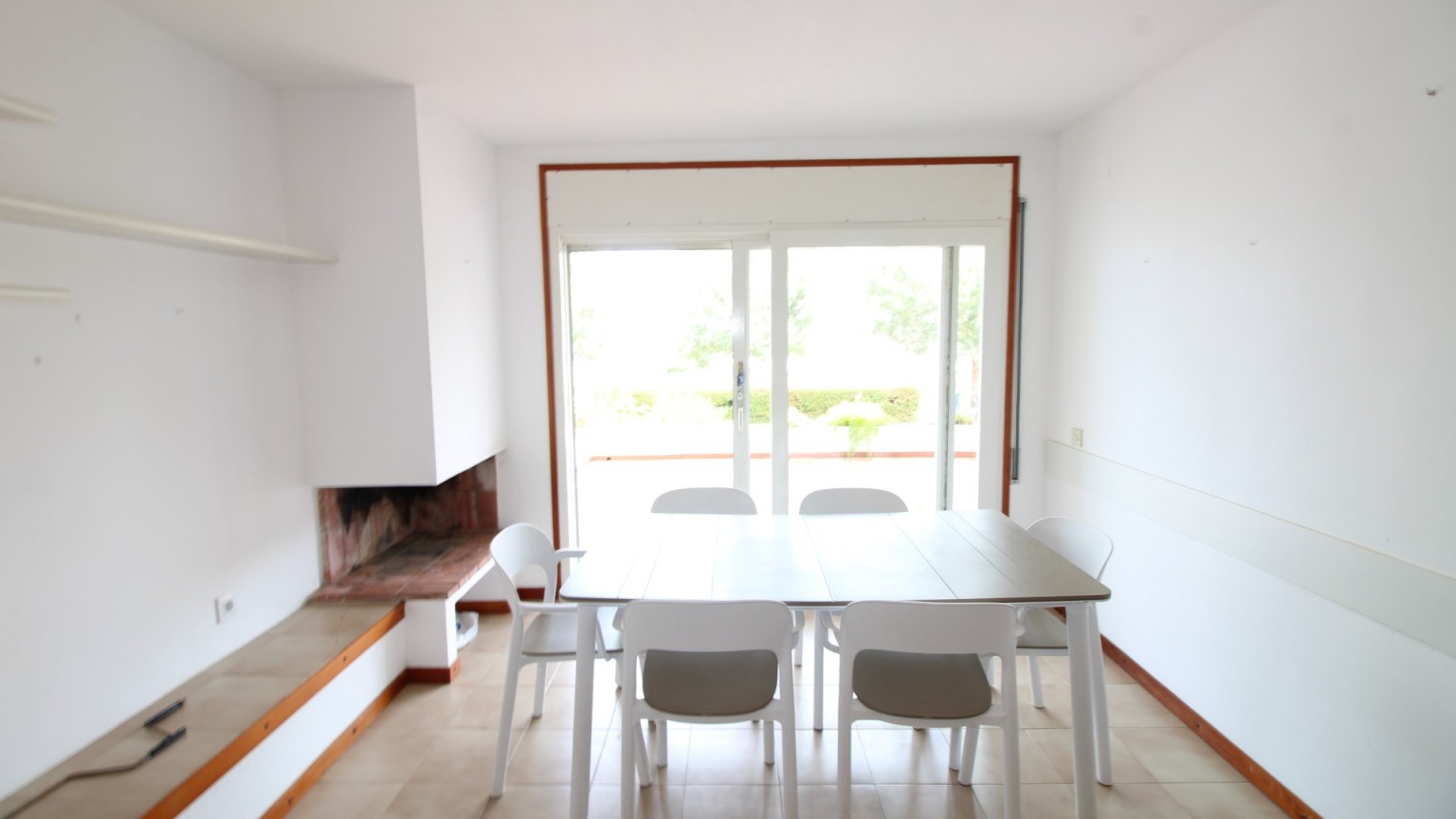 Magnificent apartment for rent on the ground floor on the front line of the sea in Sant Carles