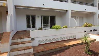 Magnificent apartment for rent on the ground floor on the front line of the sea in Sant Carles