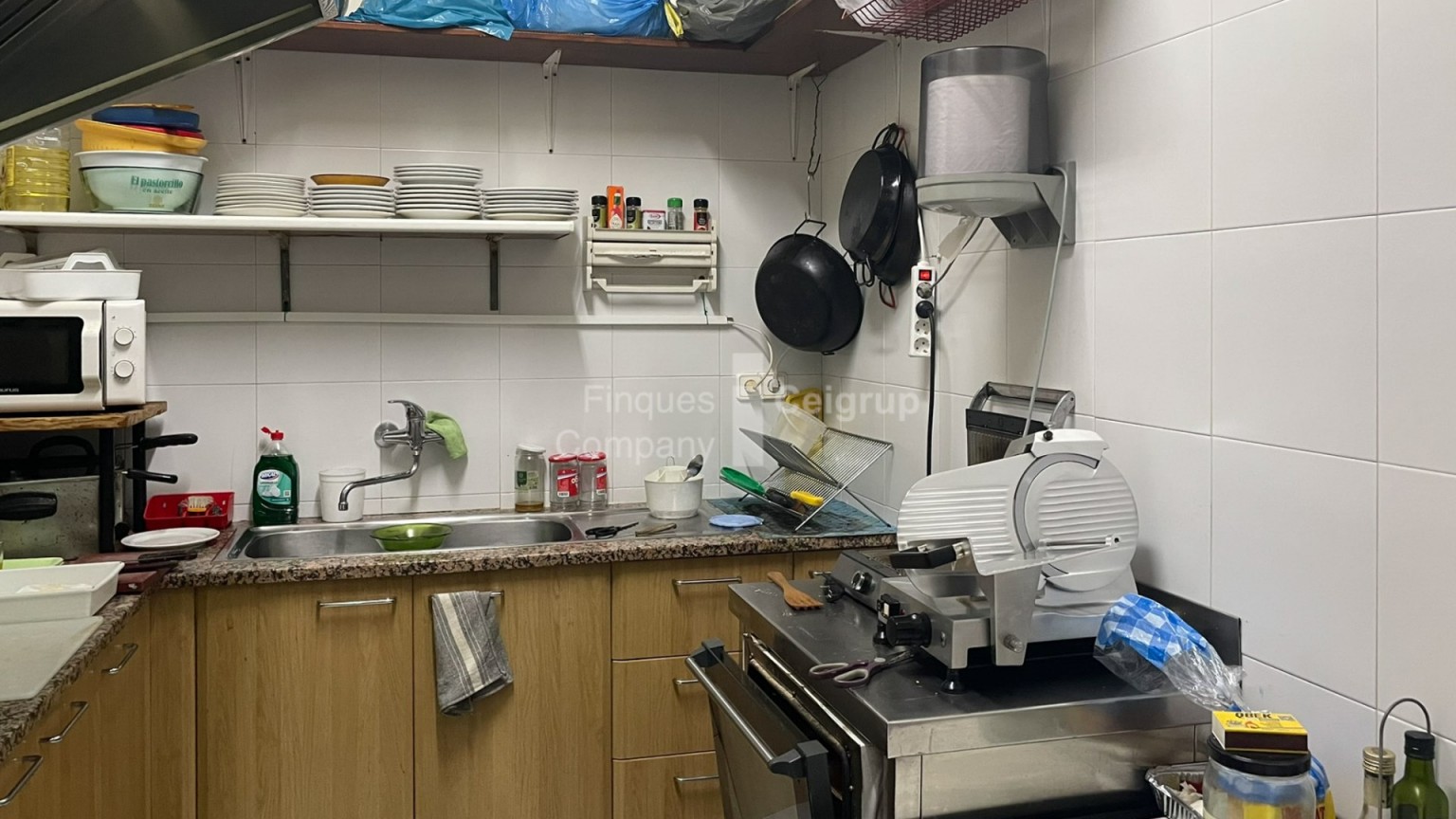 Local à vendre avec installations actuelles pour un Bar entièrement équipé. 