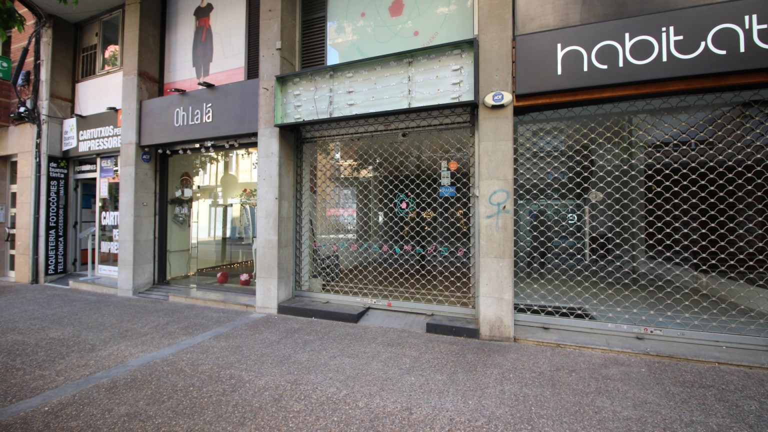 LOCAL COMERCIAL EN LLOGUER  SITUAT A EIXAMPLE SUD.CONSTA DE DOS NIVELLS DE 24M2, AMB LAVABO MOLT BON ESTAT. IMMILLORABLE UBICACIÓ COMERCIAL