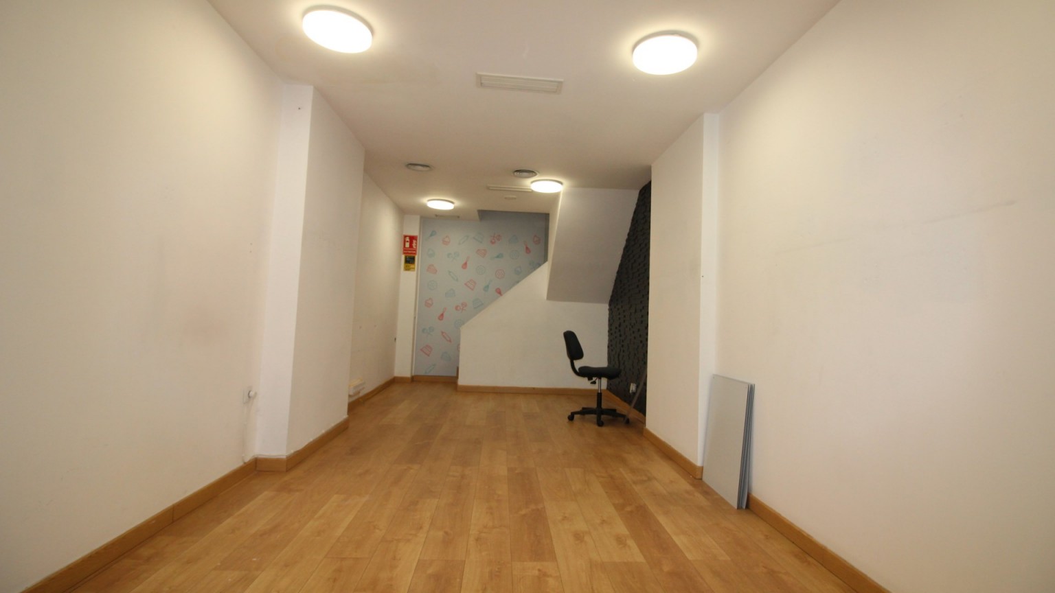 COMMERCIAL PREMISES FOR RENT LOCATED IN EIXAMPLE SUD. CONSISTS OF TWO LEVELS OF 24M2, WITH TOILET IN VERY GOOD CONDITION. UNBEATABLE COMMERCIAL LOCATION