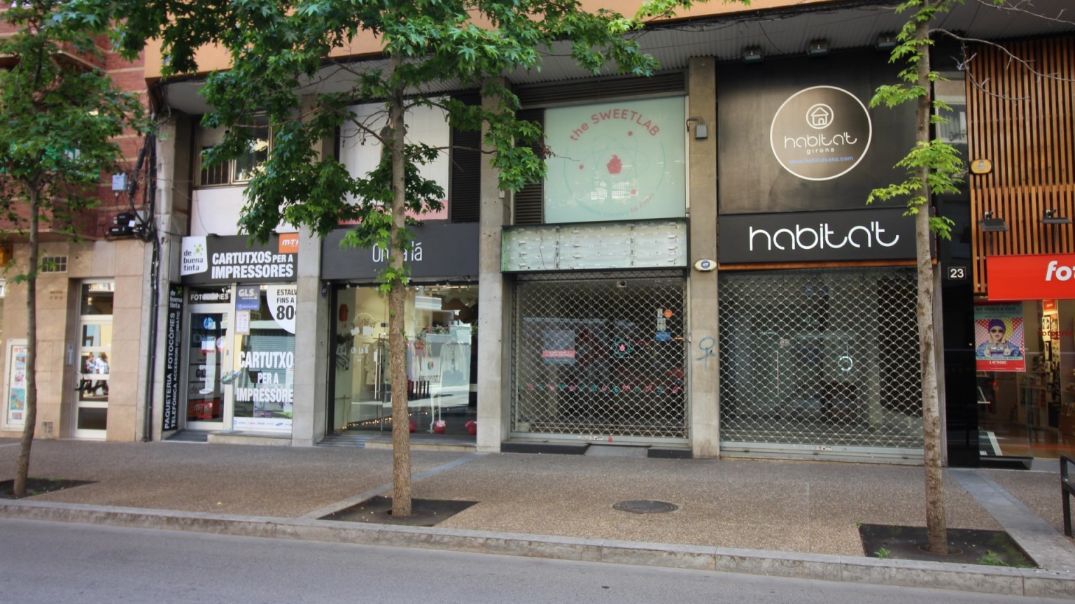 COMMERCIAL PREMISES FOR RENT LOCATED IN EIXAMPLE SUD. CONSISTS OF TWO LEVELS OF 24M2, WITH TOILET IN VERY GOOD CONDITION. UNBEATABLE COMMERCIAL LOCATION