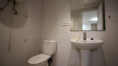 COMMERCIAL PREMISES FOR RENT LOCATED IN EIXAMPLE SUD. CONSISTS OF TWO LEVELS OF 24M2, WITH TOILET IN VERY GOOD CONDITION. UNBEATABLE COMMERCIAL LOCATION